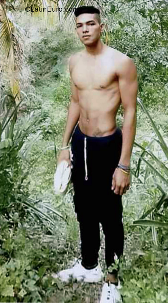 Date this gorgeous Colombia man Jan from Bogota CO27137