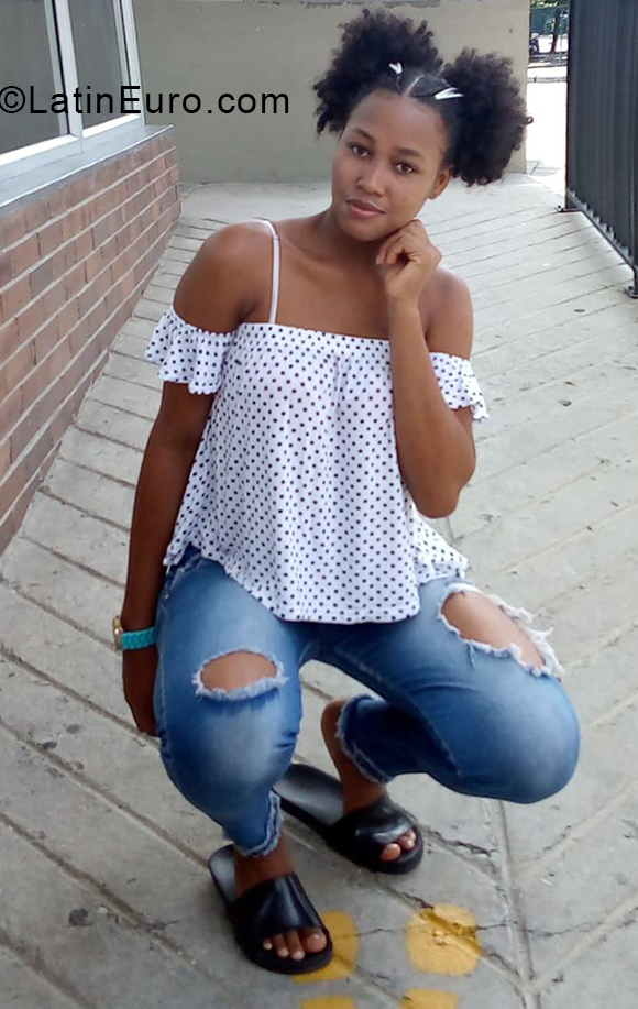 Date this hard body Colombia girl Alicia from Medellin CO27187