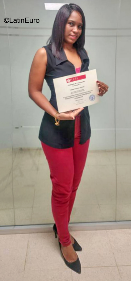 Date this nice looking Dominican Republic girl Yvelise from Santo Domingo DO37975