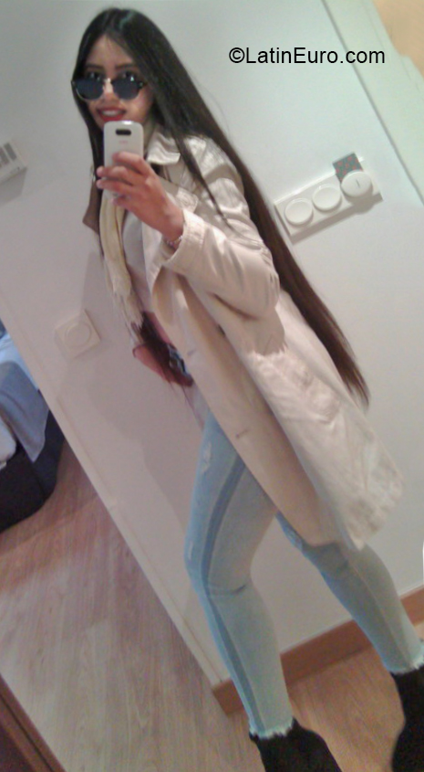 Date this nice looking Venezuela girl Joselin from Caracas VE3195