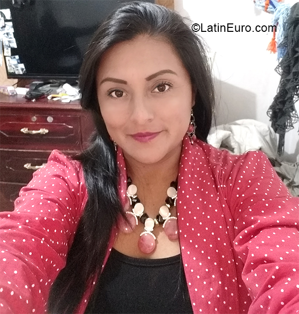 Date this nice looking Ecuador girl Beatriz from Quito EC495