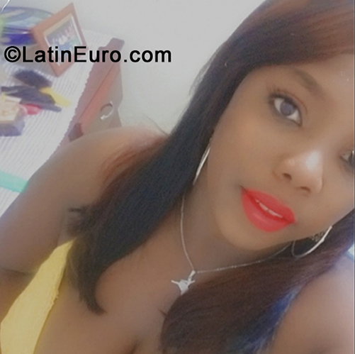 Date this funny Dominican Republic girl Estefany from Santo Domingo DO38141