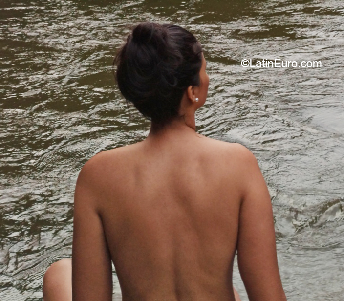 Date this young Colombia girl Laura from Bogota CO27371