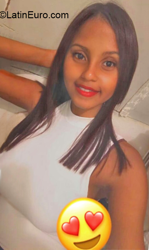 Date this nice looking Dominican Republic girl Laura from Santo Domingo DO38194