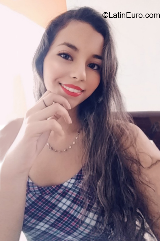 Date this attractive Colombia girl Mariana from Ibagué CO27477