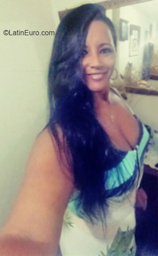 Date this good-looking Brazil girl Ellen from Rio de Janeiro BR11553