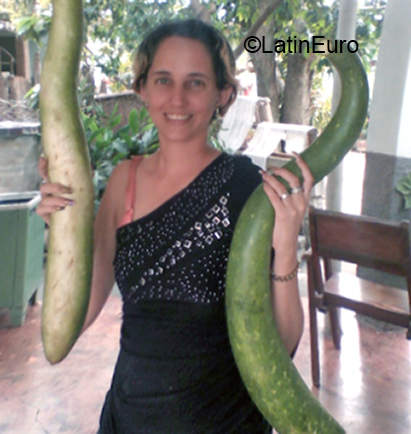 Date this tall Cuba girl Shey from Cienfuegos CU691