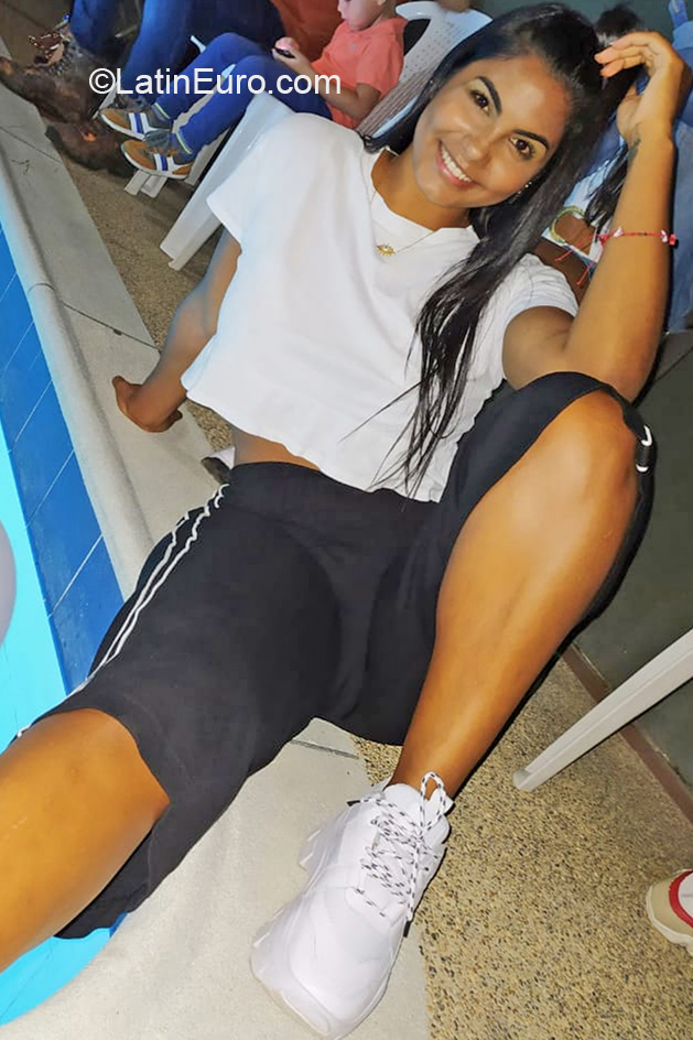 Date this foxy Colombia girl Genesis from Girarad ot CO27704