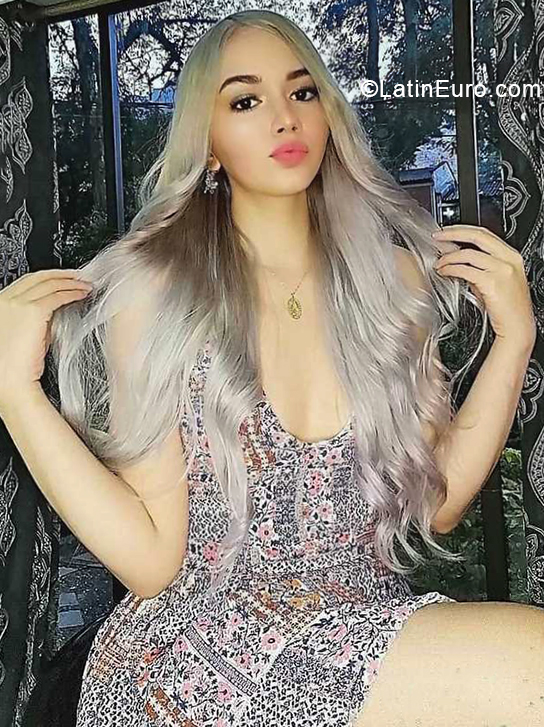 Date this attractive Colombia girl Daniela from Medellin CO28147