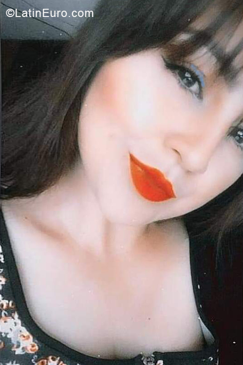 Date this happy Ecuador girl Mary from Quito EC574