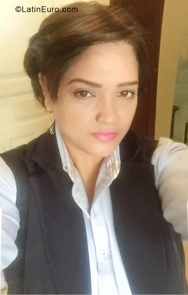 Date this nice looking Dominican Republic girl Anllely from Santo Domingo DO38636