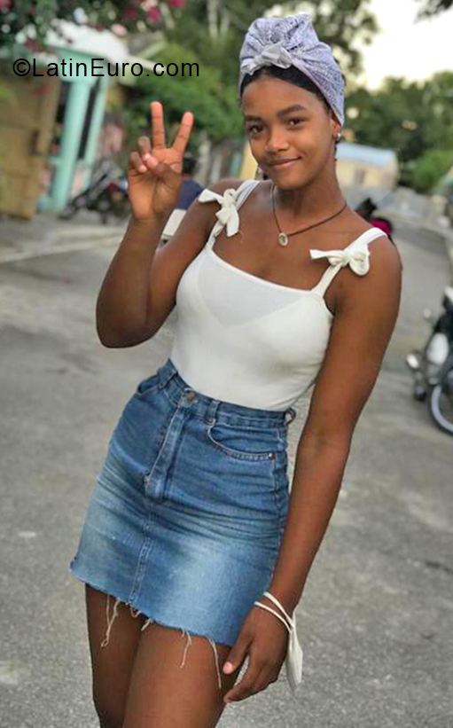 Date this nice looking Dominican Republic girl Lianyi from Hato Mayor DO38639