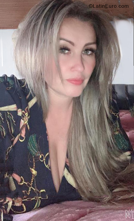 Date this gorgeous Colombia girl Pilar from Bogota CO28366