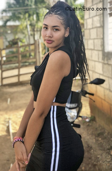 Date this young Dominican Republic girl Nicki from Santo Domingo DO38665