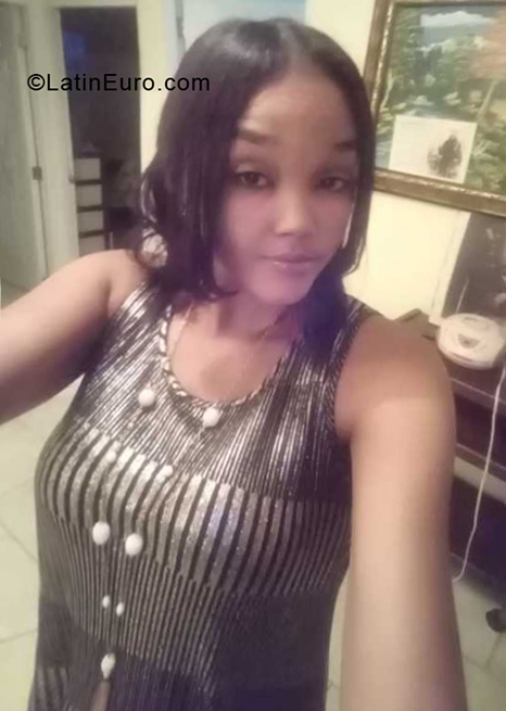 Date this happy Dominican Republic girl Laura from Santo Domingo DO38739