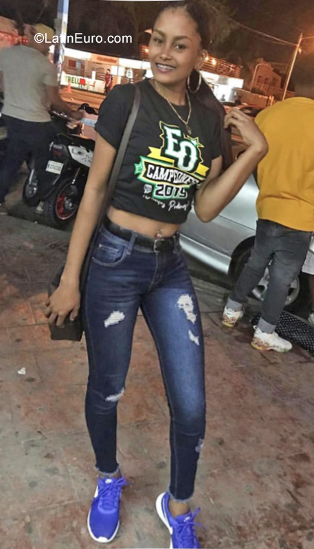 Date this voluptuous Dominican Republic girl Yomairis from Santo Domingo DO38845