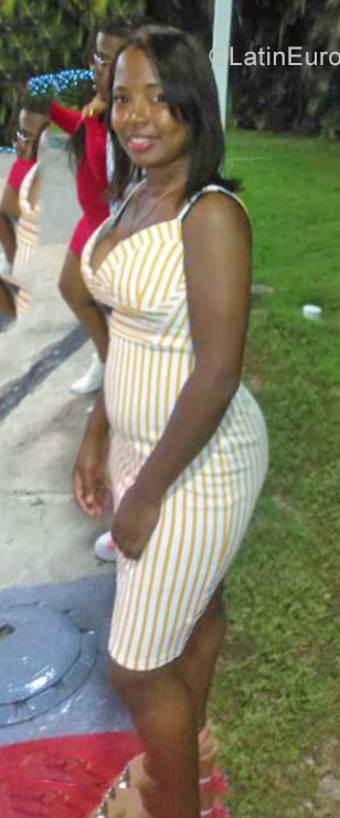 Date this foxy Dominican Republic girl Karina from Santo Domingo DO38897