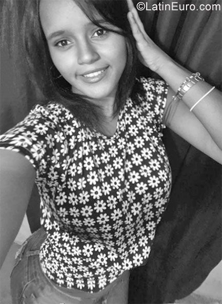 Date this attractive Dominican Republic girl Bebita from Santo Domingo DO38985
