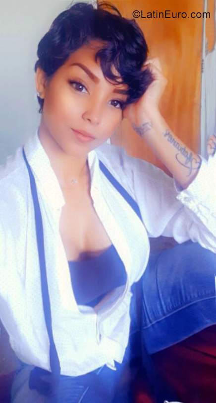 Date this attractive Venezuela girl Dubrey from Caracas VE3668
