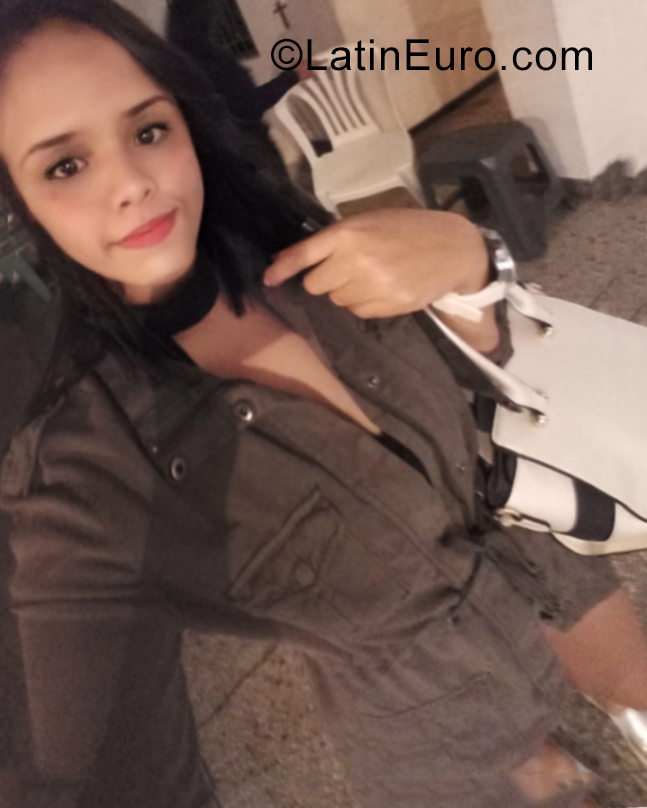 Date this hard body Venezuela girl Daniela from Valencia VE3695