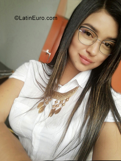 Date this charming Colombia girl Moni from Bogota CO29266