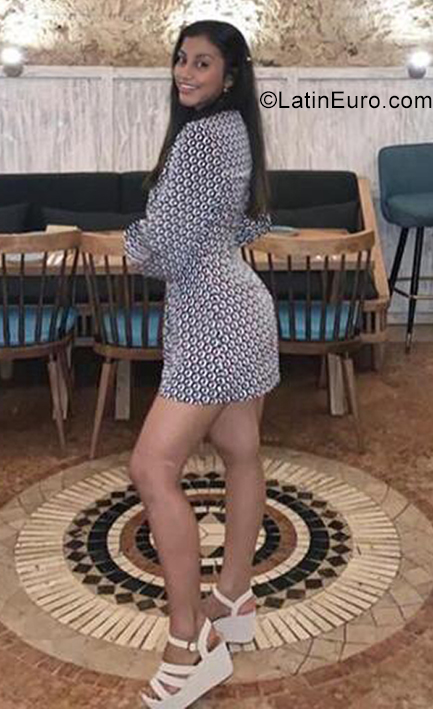 Date this stunning Colombia girl Salma from Cartagena CO29276