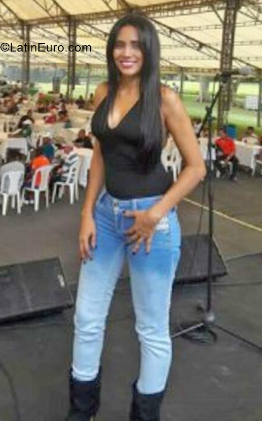 Date this voluptuous Colombia girl Leonela from Cali CO29309