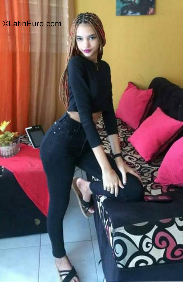 Date this young Dominican Republic girl Aivi from Santo Domingo DO39360