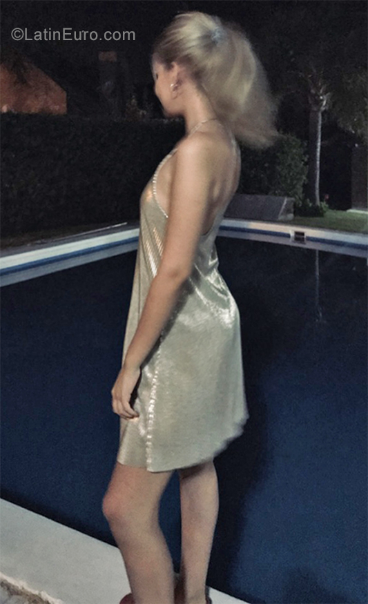 Date this voluptuous Argentina girl Martina from Buenos Aires AR676