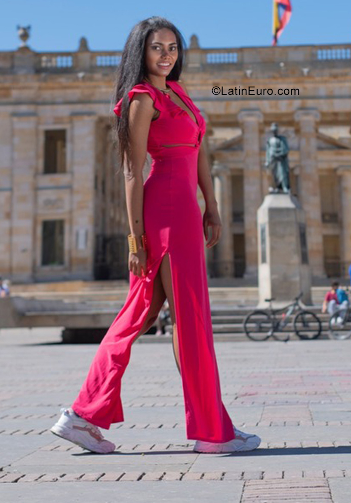 Date this voluptuous Colombia girl Hanna from Bogota CO29752