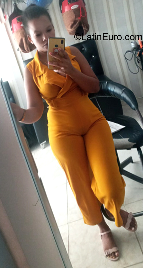 Date this happy Dominican Republic girl Yeisa from Santo Domingo DO39611
