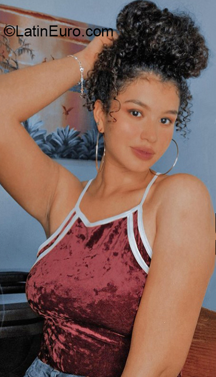 Date this charming Venezuela girl Dangy from Valencia VE3876