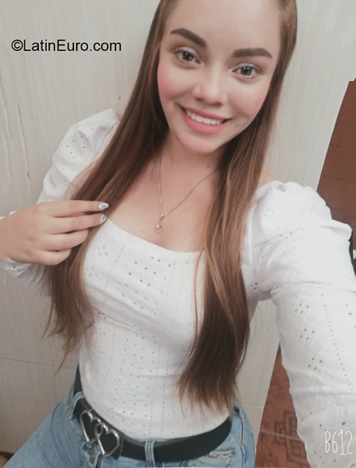 Date this nice looking Colombia girl Shara from Bogota CO30003