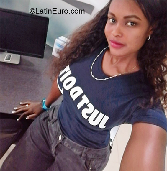 Date this charming Colombia girl Alana from Cali CO30052