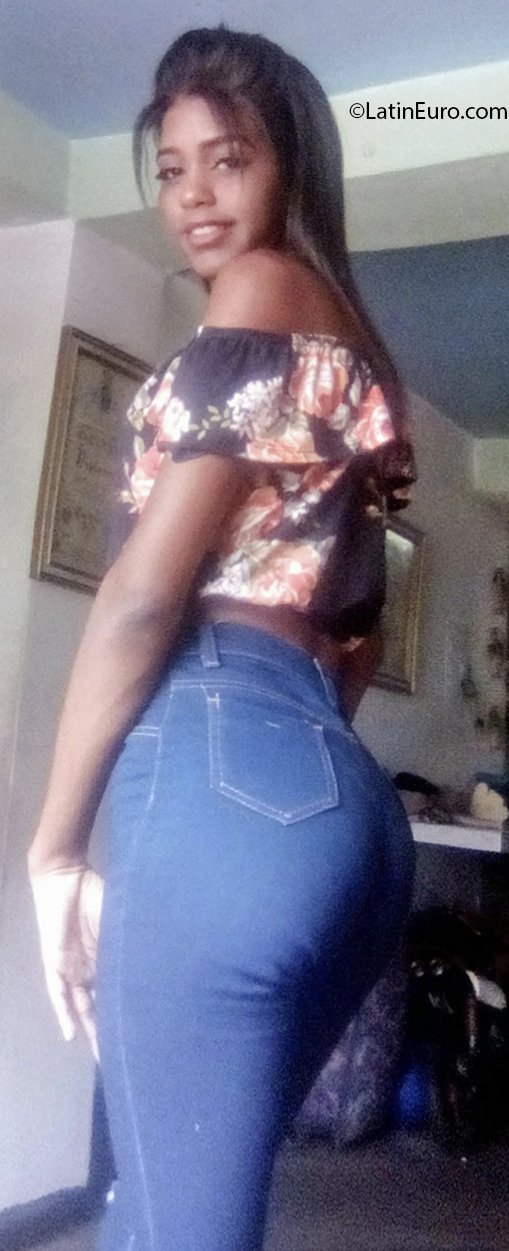 Date this beautiful Venezuela girl Andrea from Caracas VE3921