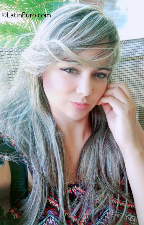 Date this gorgeous Venezuela girl Johana from Valencia VE3978