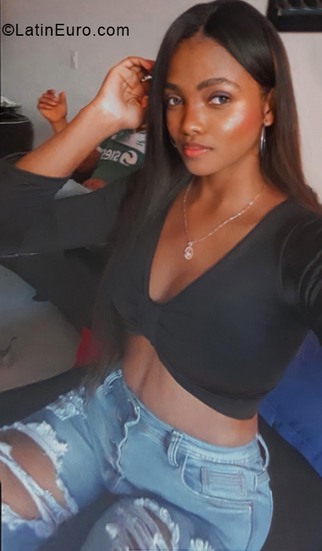 Date this foxy Colombia girl Ailana from Cali CO30112