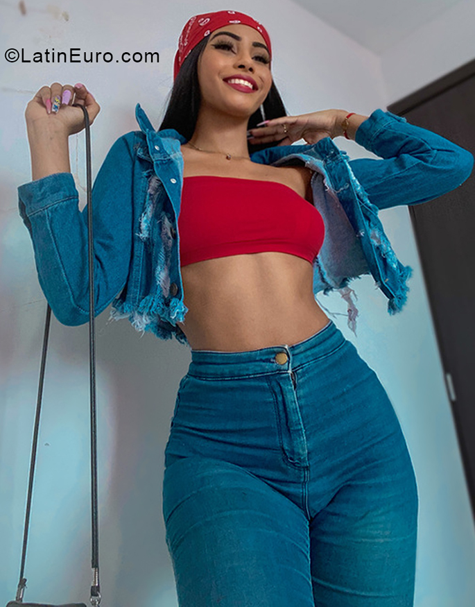 Date this nice looking Colombia girl Shirly from Bogota CO30137