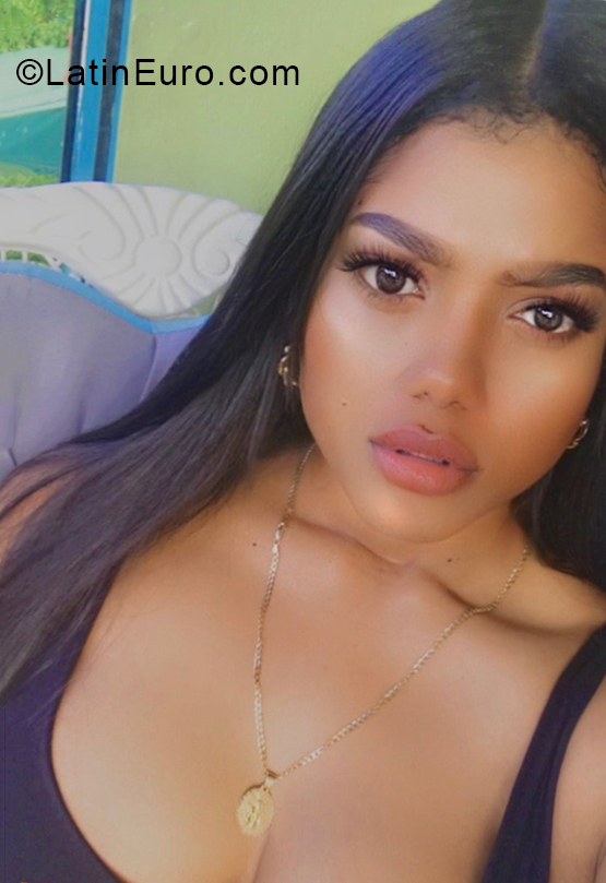 Date this attractive Dominican Republic girl Yorkira from Santo Domingo DO39806