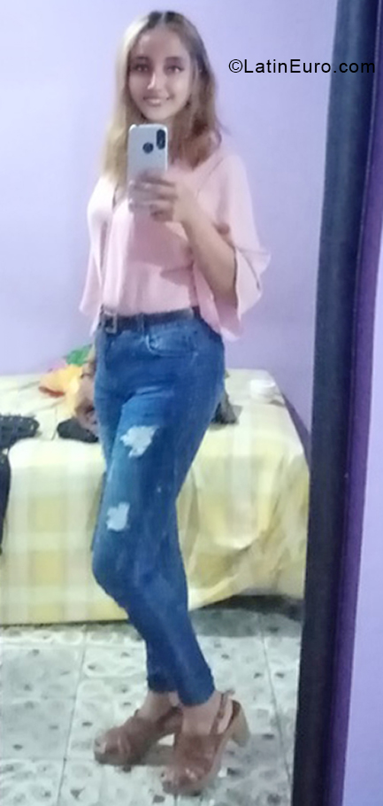 Date this georgeous El Salvador girl Fatima from San Salvador SV166