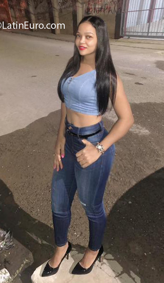 Date this attractive Dominican Republic girl Jade from Mao DO40028