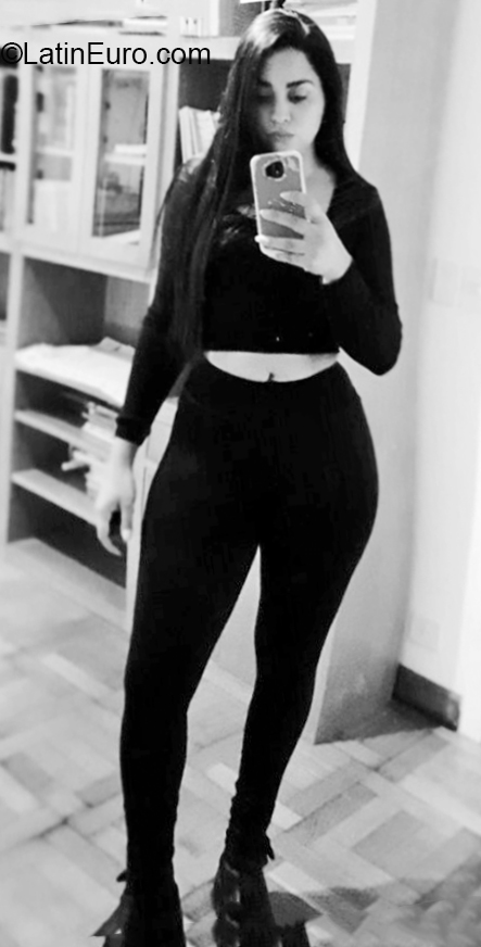 Date this gorgeous Argentina girl Daiana from Buenos Aires AR775