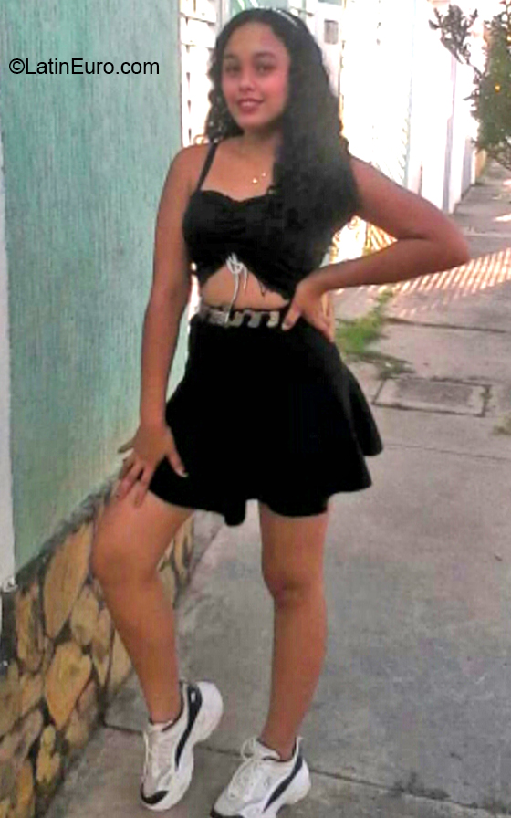 Date this hard body Venezuela girl Neyli from Maracay VE4022