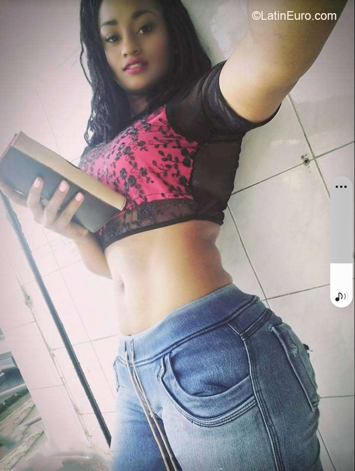 Date this sensual Dominican Republic girl Veronica from Santo Domingo DO40149