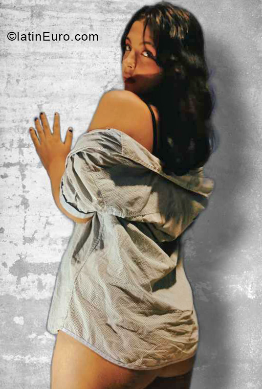 Date this happy Colombia girl Valentina from Bucaramanga CO30767