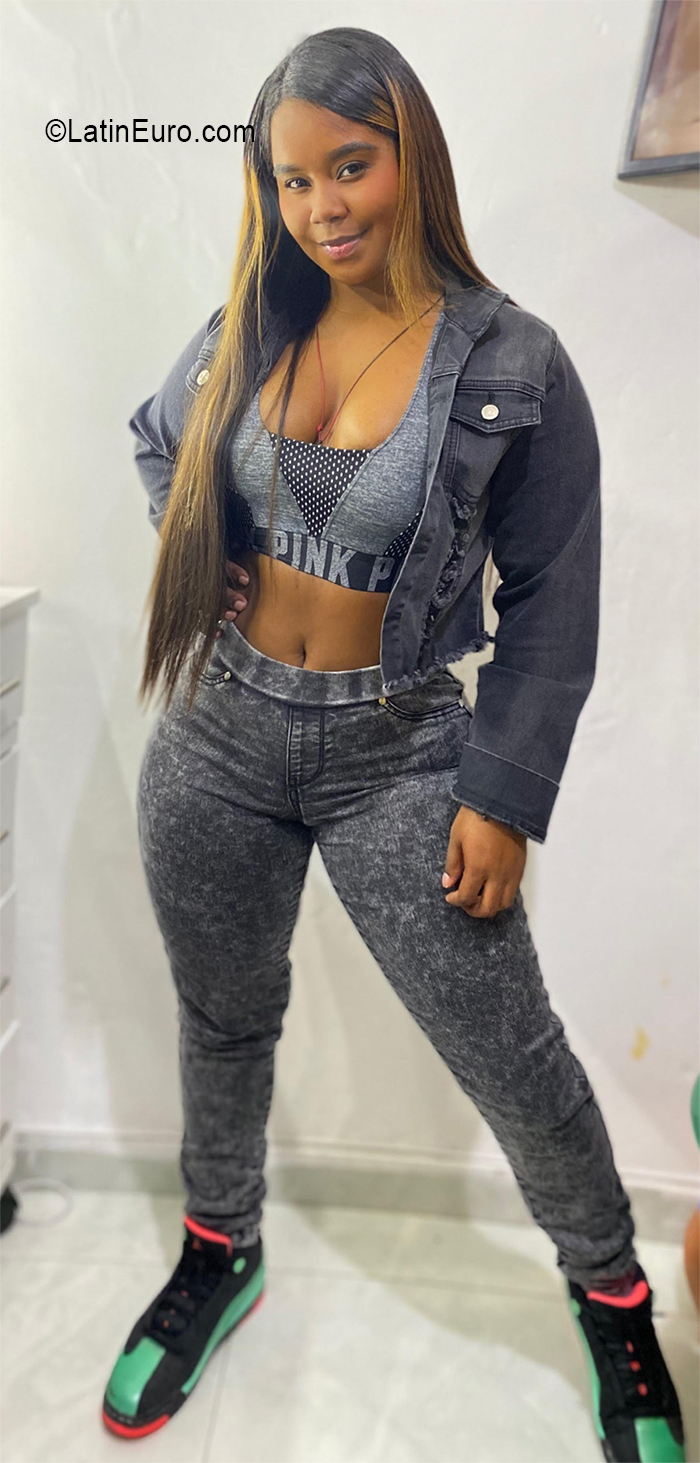 Date this athletic Colombia girl Kim from Cali CO30783