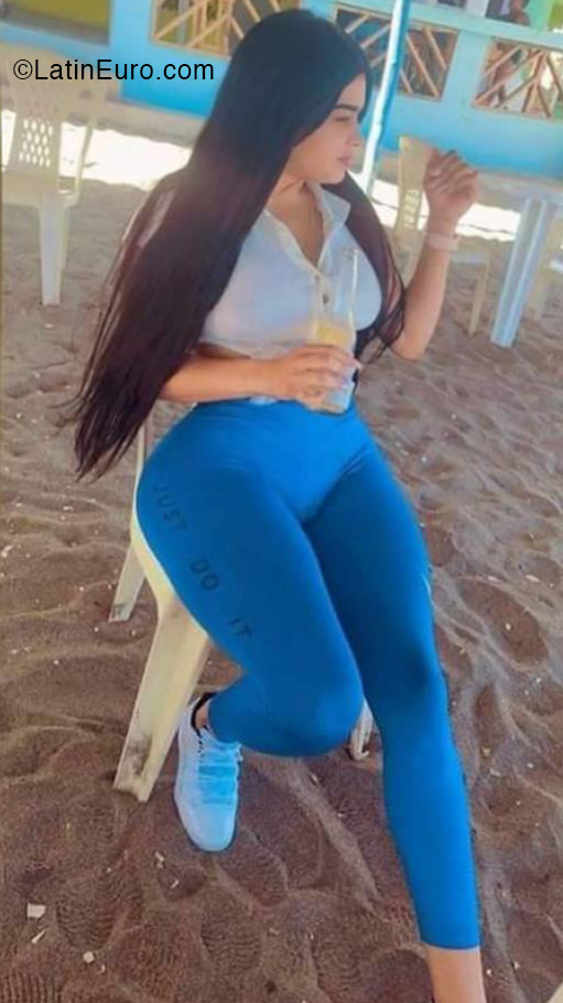 Date this foxy Dominican Republic girl Yoadelis from Santo Domingo DO40255