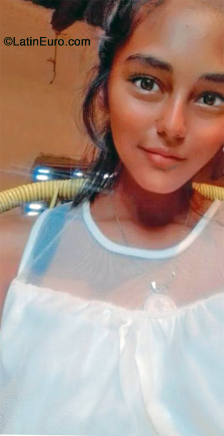 Date this sultry Paraguay girl Darah from Aregua PY62