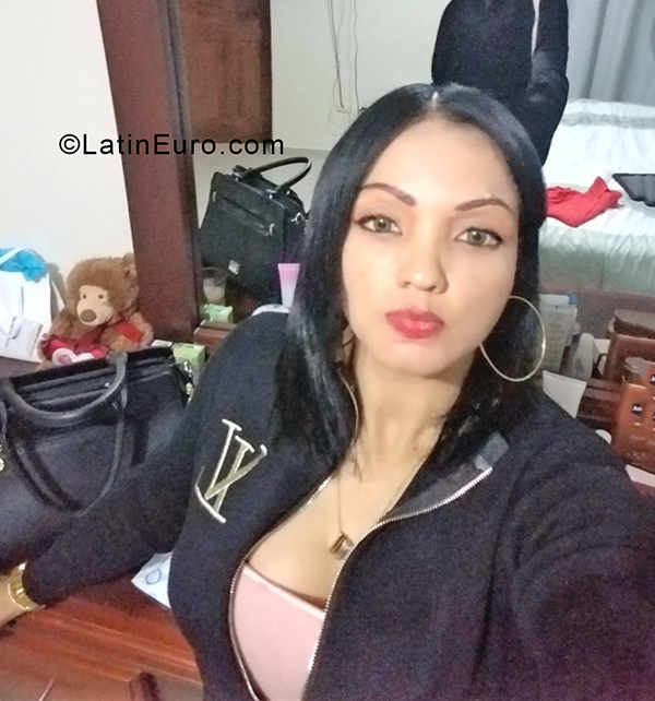 Date this exotic Dominican Republic girl Tania from Santo Domingo DO40403