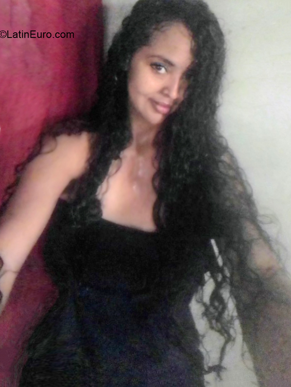 Date this nice looking Dominican Republic girl Karina from Santo Domingo DO40415